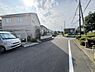 外観：前面道路を含めた現地写真です。