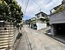 外観：前面道路を含めた現地写真です。