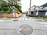 外観：前面道路を含めた現地写真です。