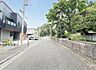 外観：前面道路を含めた現地写真です。