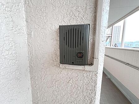 訪問者を確認できるTVモニター付きインターフォンです。