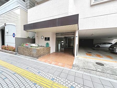 ゆったりとした印象のエントランスです。