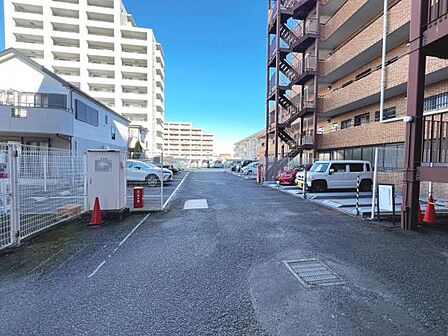 駐車場ももちろん完備しておりますのでお車所有の方にも心強いです。
