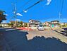 外観：前面道路を含めた現地写真です。
