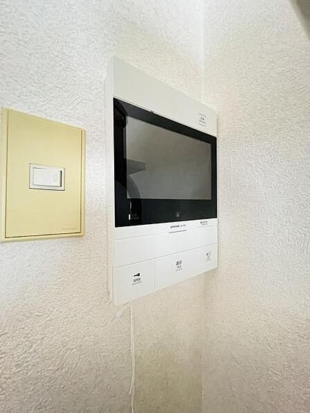訪問者を確認できるTVモニター付きインターフォンです。
