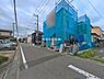 外観：前面道路を含めた現地写真です。