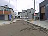 外観：前面道路を含めた現地写真です。