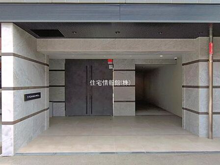 ゆったりとした印象のエントランスです。