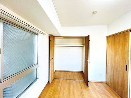 いつでもお部屋をスッキリお使い頂ける収納スペースを設置。
