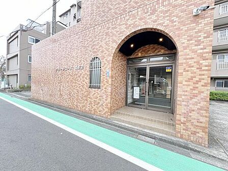 明るい陽射しが差し込むエントランス