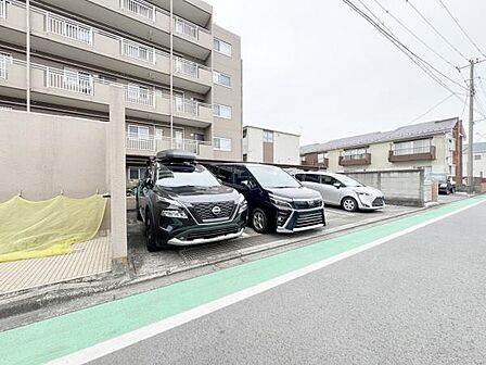 大きめの車も駐車可能な平置き駐車場です。
