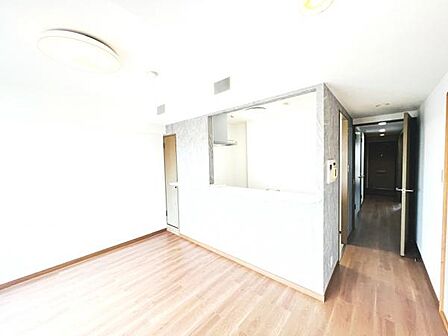 お食事中もキッチンと会話が楽しめるダイニングスペース。