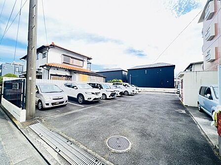 駐車場ももちろん完備しておりますのでお車所有の方にも心強いです。