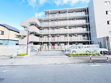 駐車場ももちろん完備しておりますのでお車所有の方にも心強いです。
