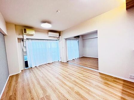 家族団らんの場所としてゆったりと居心地の良いリビングです。