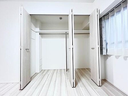 いつでもお部屋をスッキリお使い頂ける収納スペースを設置。