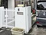 設備：TVドアホンとポストが付いた門柱です。