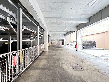 駐車場ももちろん完備しておりますのでお車所有の方にも心強いです。