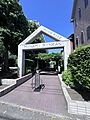 エントランスで...
