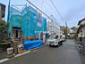 外観：前面道路を含めた現地写真です。