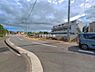 外観：前面道路を含めた現地写真です。