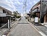 外観：前面道路を含めた現地写真です。