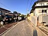 外観：前面道路を含めた現地写真です。