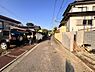 外観：前面道路を含めた現地写真です。