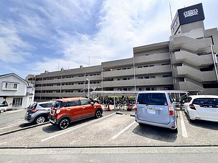 駐車場ももちろん完備しておりますのでお車所有の方にも心強いです。