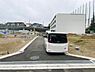 外観：前面道路を含めた現地写真です。