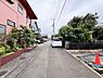 外観：前面道路を含めた現地写真です。