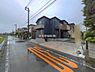 外観：前面道路を含めた現地写真です。