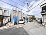 外観：前面道路を含めた現地写真です。