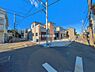 外観：前面道路を含めた現地写真です。