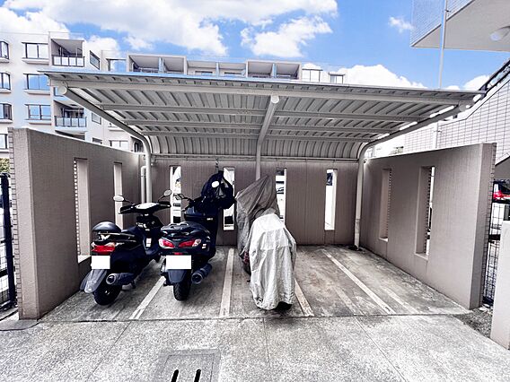 バイク置き場で...