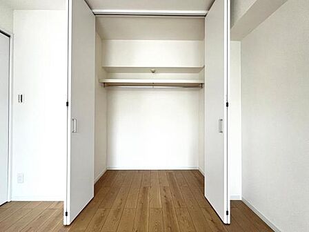 いつでもお部屋をスッキリお使い頂ける収納スペースを設置。