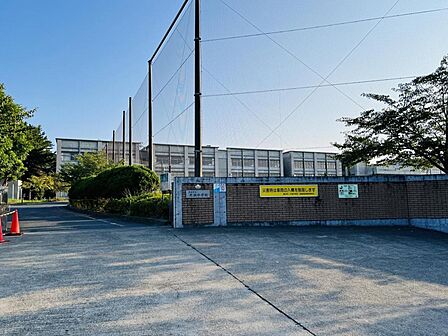 藤沢市立片瀬中学校まで約1900m（徒歩24分）
