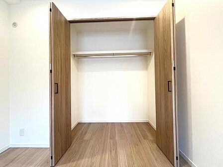 いつでもお部屋をスッキリお使い頂ける収納スペースを設置。