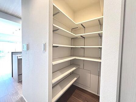 いつでもお部屋をスッキリお使い頂ける収納スペースを設置。