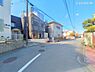 外観：前面道路を含めた現地写真です。