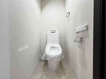 シャワー洗浄機能付のトイレは、清潔感が印象的な空間ですね。