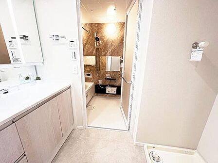 脱衣所は小さなお子様がいるご家庭にも重宝されます。