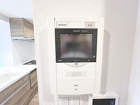 訪問者を確認できるTVモニター付きインターフォンです。