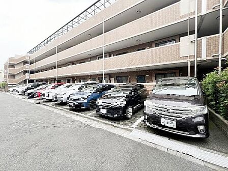 駐車場ももちろん完備しておりますのでお車所有の方にも心強いです。