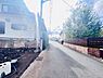 外観：前面道路を含めた現地写真です。