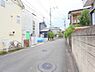 外観：前面道路を含めた現地写真です。