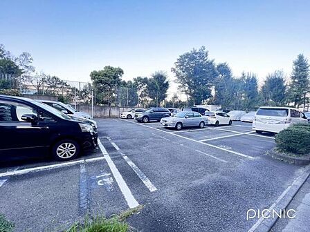 駐車場ももちろん完備しておりますのでお車所有の方にも心強いです。