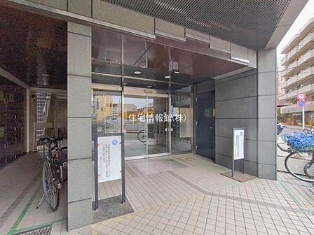 ゆったりとした印象のエントランスです。