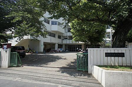 調布市立第六中学校まで約590m(徒歩8分)