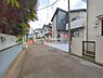 外観：前面道路を含めた現地写真です。